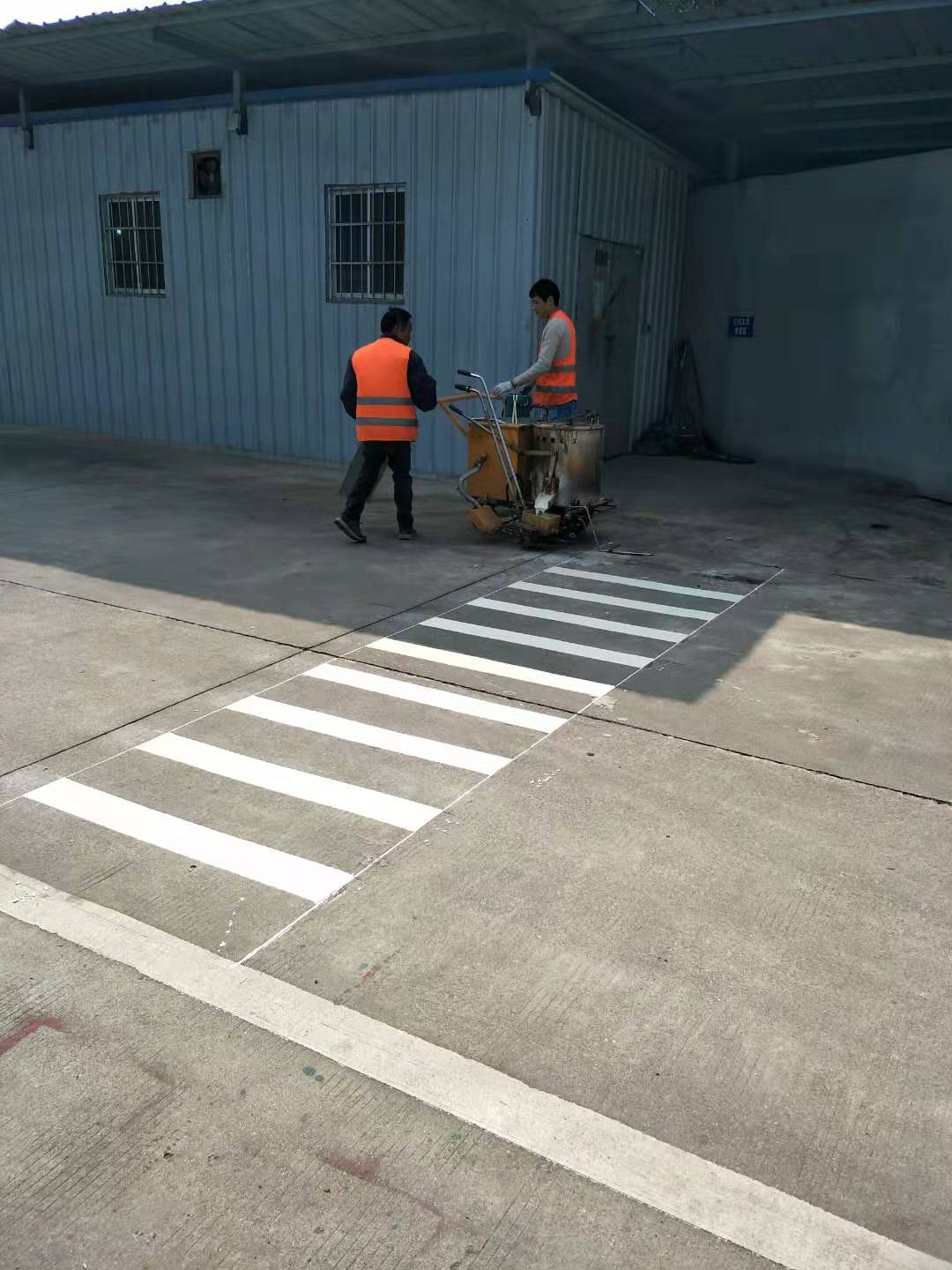 供應蘇州昆山工業(yè)園區(qū)人行通道線及消防車道線畫線施工價格原始圖片2