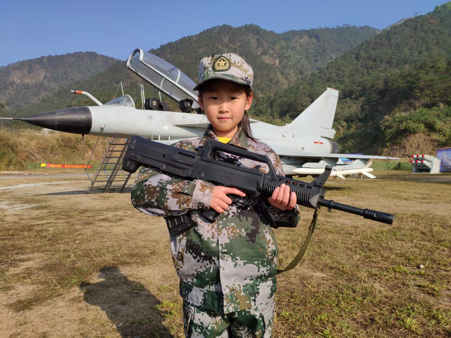 軍夢(mèng)少年紅心向黨國(guó)防教育主題軍事裝備模型展出租