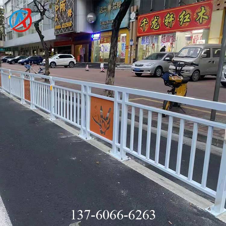 市政欄桿廠家直銷 河源綠化帶隔離護(hù)欄彩色噴涂港式護(hù)欄