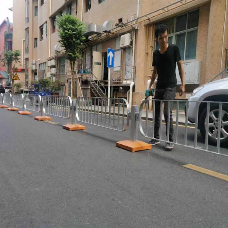 港式護(hù)欄多少錢一米 機(jī)非隔離欄桿尺寸 深圳市政柵欄廠家