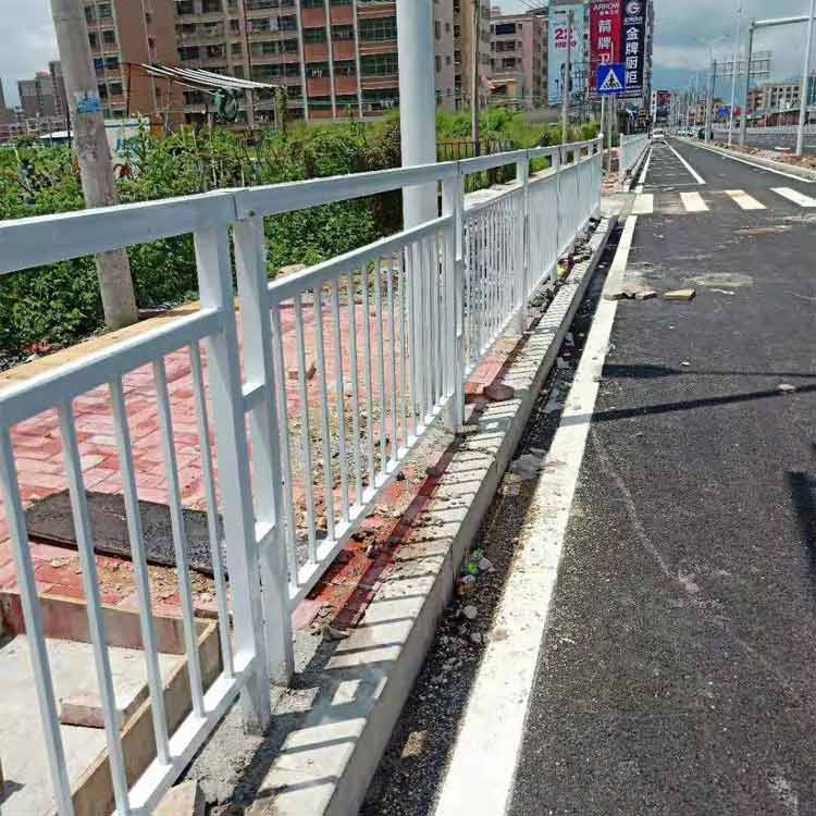 城市护栏价格 道路中间隔离栏杆 东莞市政护栏安装