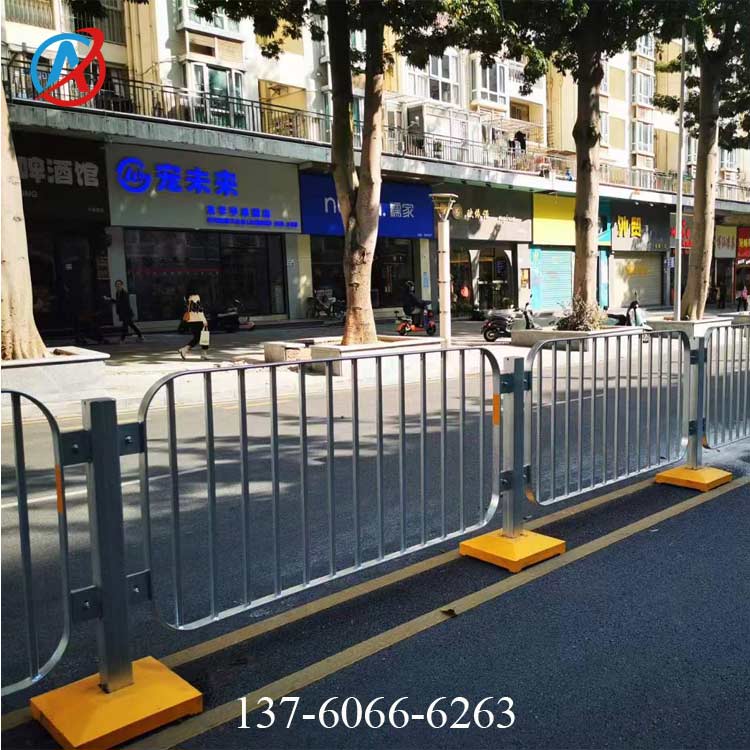 機非隔離護欄設置標準 道路欄桿圖片 深圳路中港式護欄價格