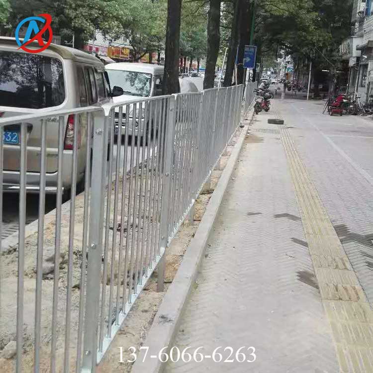 機非隔離護欄設置標準 道路欄桿圖片 深圳路中港式護欄價格