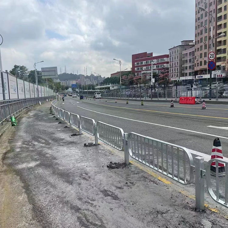 公路隔離帶護欄加工 深圳道路欄桿安裝