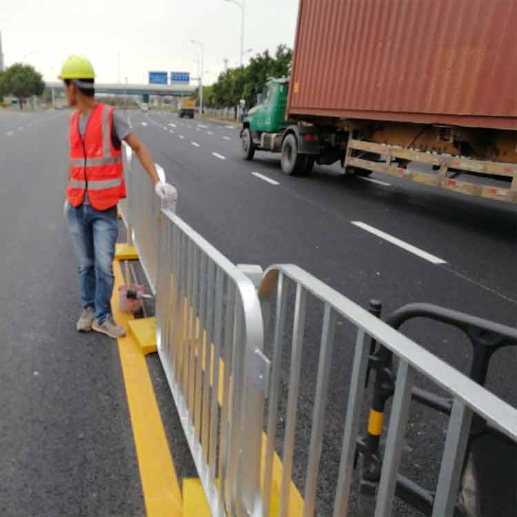 廣州市政甲型欄桿廠家 深圳港式柵欄 珠海面包管護欄