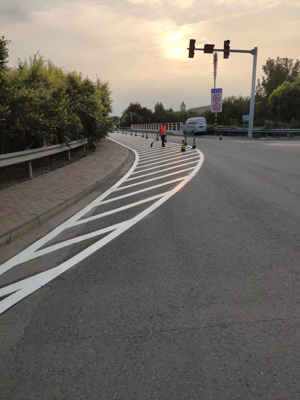 天津紅橋區(qū)公路劃線內(nèi)容 車庫反光地面標(biāo)線 道路劃線公司