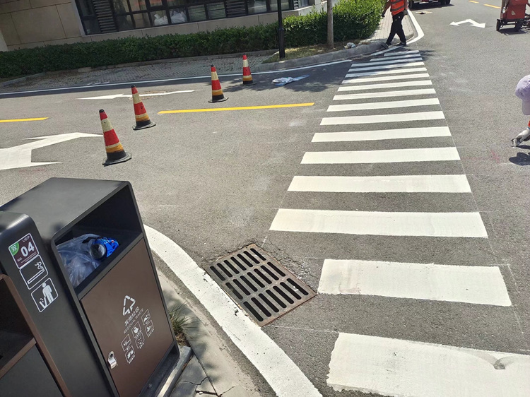 天津紅橋區(qū)車場冷噴劃線 停車場熱熔劃線 車間車庫分區(qū)標線價格