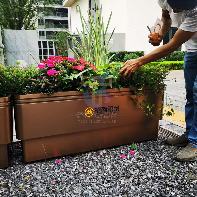 戶外不銹鋼花箱花盆_移動式金屬花箱定制_氟碳漆花箱花缽批量生產(chǎn)