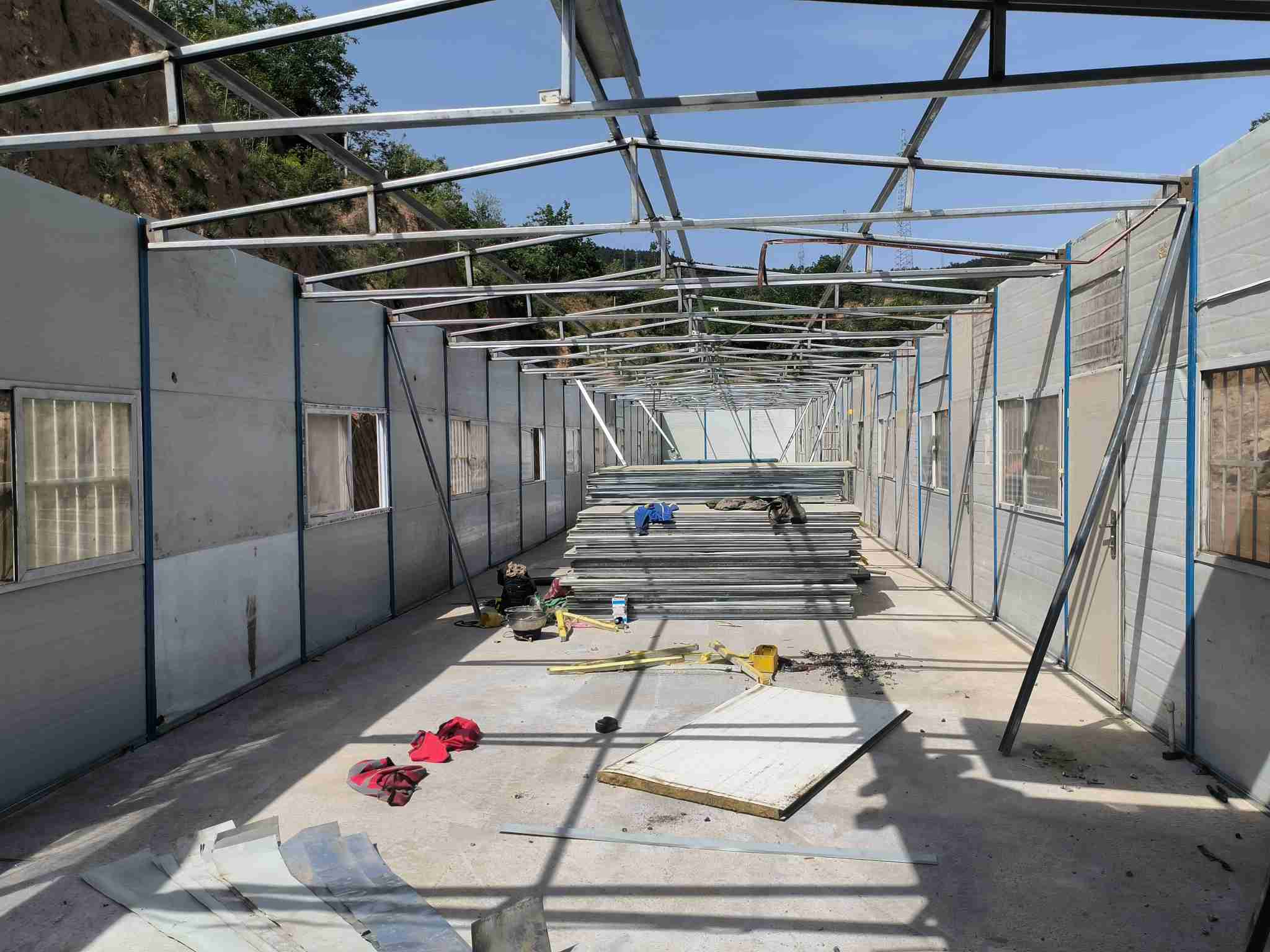 五臺臨時住人集裝箱房工地彩鋼活動板房安裝回收