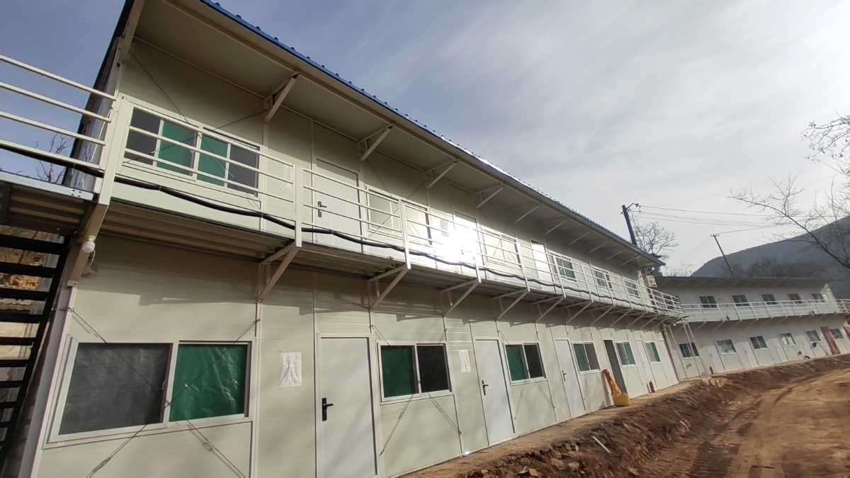岐山工地活動板房臨時住人宿舍彩鋼巖棉板安裝