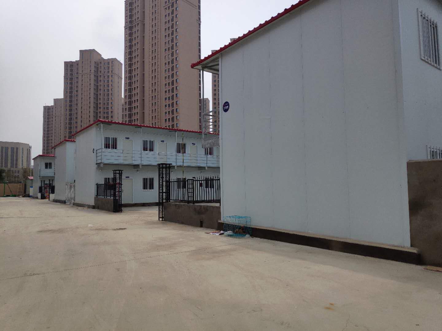 延安市木紋集裝箱活動(dòng)房 黃陵縣組合式打包箱彩鋼房 巖棉防水