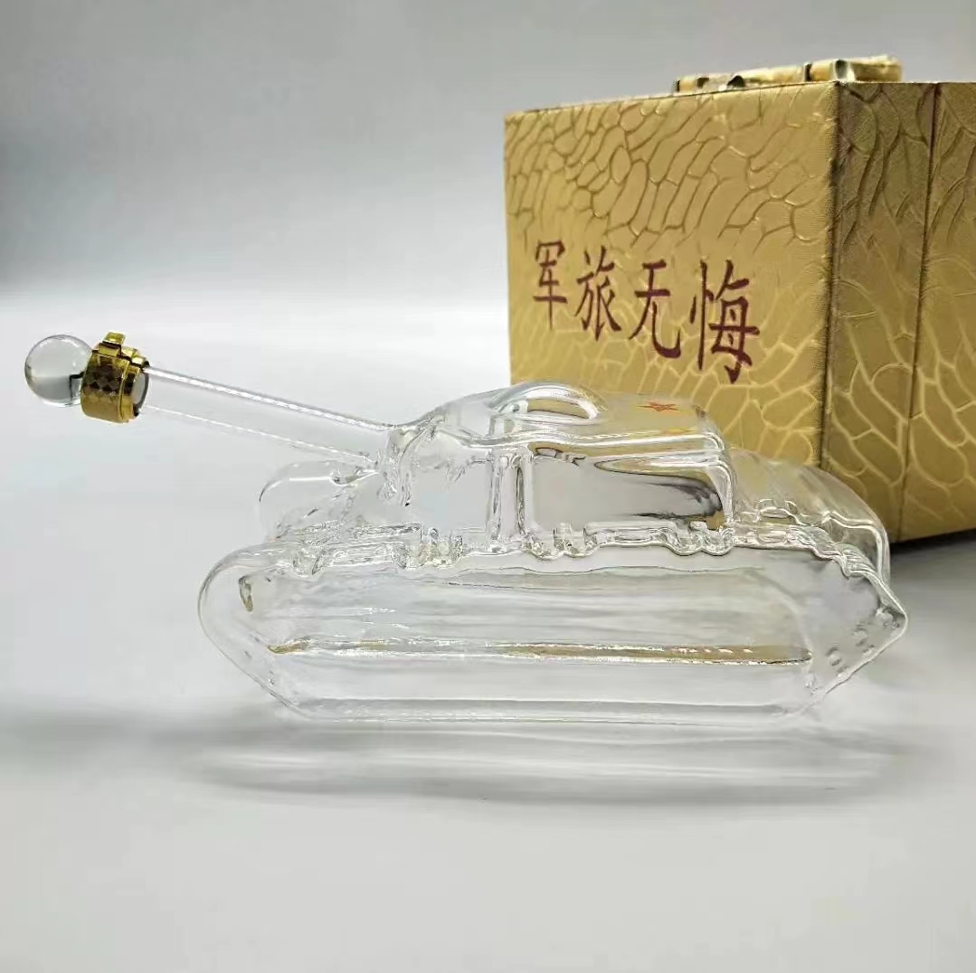 河间华企生产坦克造型酒瓶吹制玻璃工艺泡酒瓶1000ml