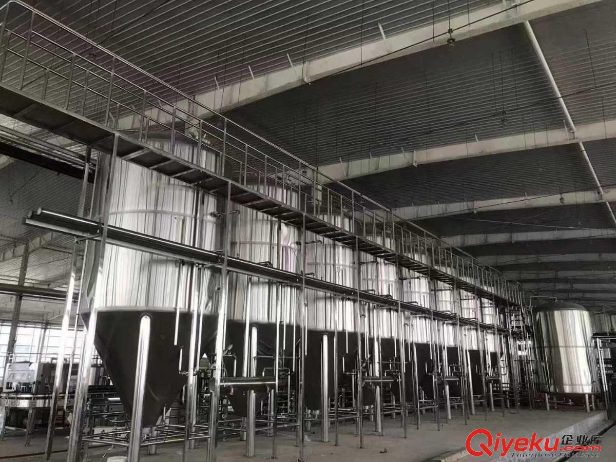 麗江日產(chǎn)2萬(wàn)噸精釀啤酒廠釀酒設(shè)備生產(chǎn)原始圖片2
