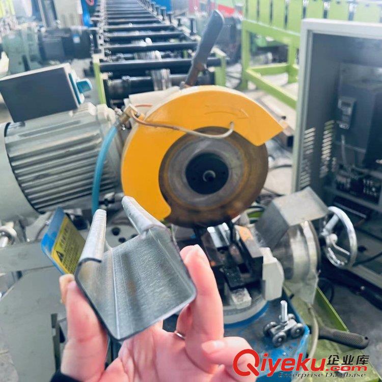 供應 c型滑道機 金碩 快速卷簾門吊軌成型機 吊軌機械設備
