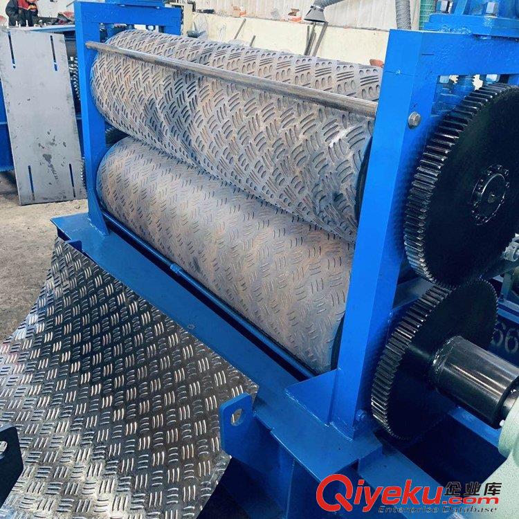 供應(yīng) 彩鋼防滑板輥花機 全自動防滑壓瓦設(shè)備 金碩 金屬板滾花機