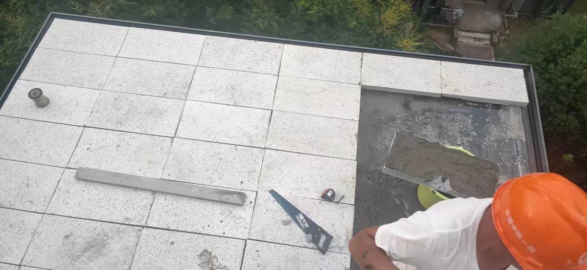 廣東陽江屋面水泥預(yù)制隔熱板安裝 屋面水泥隔熱板施工照片